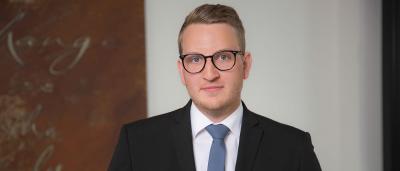 RA Niklas Schmidt ist zum Fachanwalt für Bau- und Architektenrecht ernannt worden